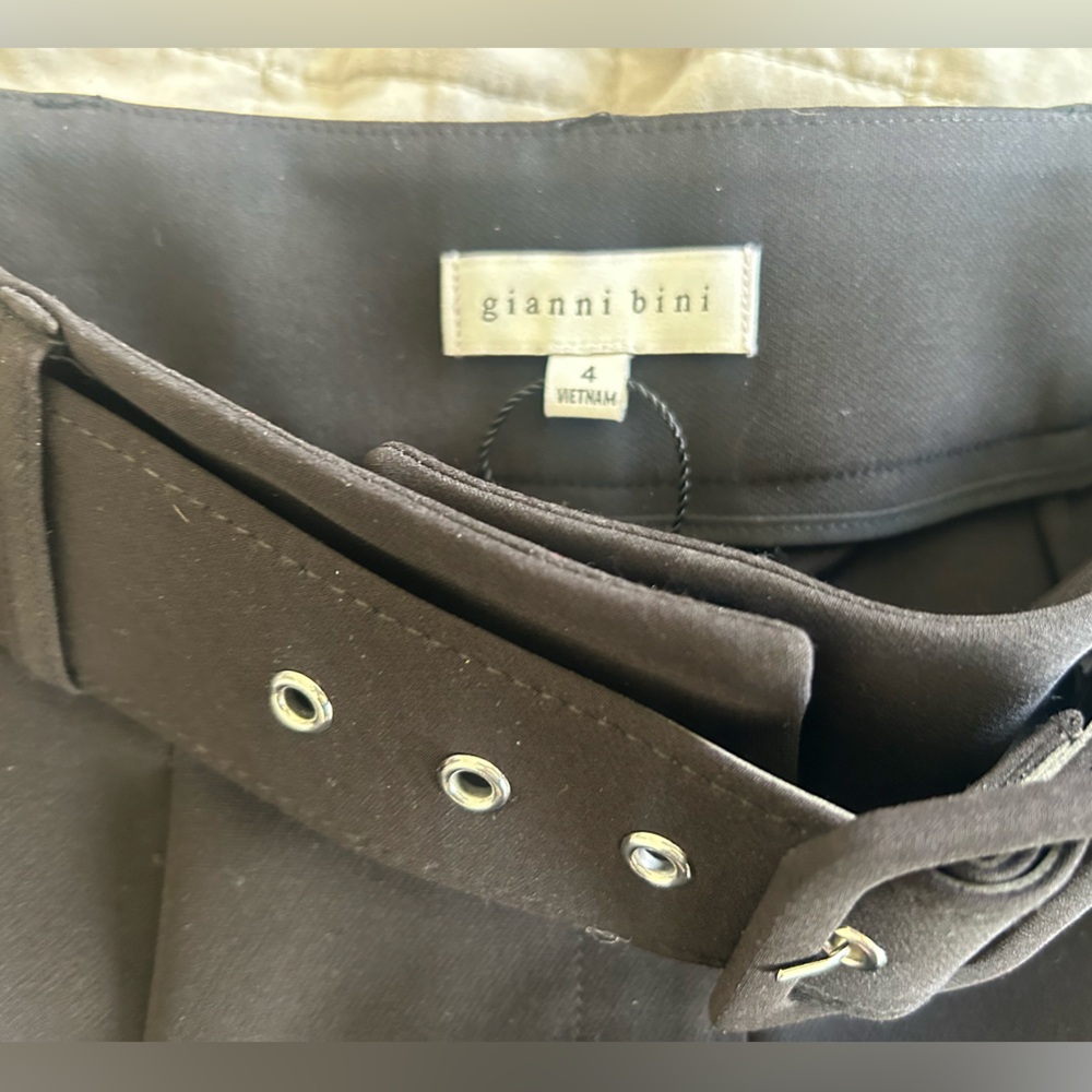 ▪️Gianni Bini Pleated Belted Shorts▪️ - Picture 2 of 3